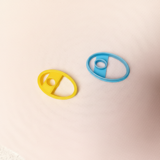 Cortadores amarelo e azul rodados com fundo colorido