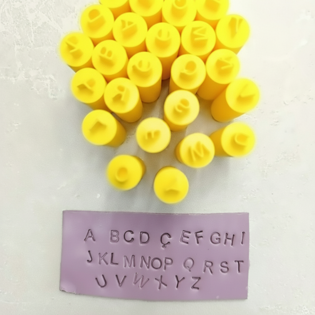 Molde de alfabeto maiúsculas com argila amarela - imagem melhorada